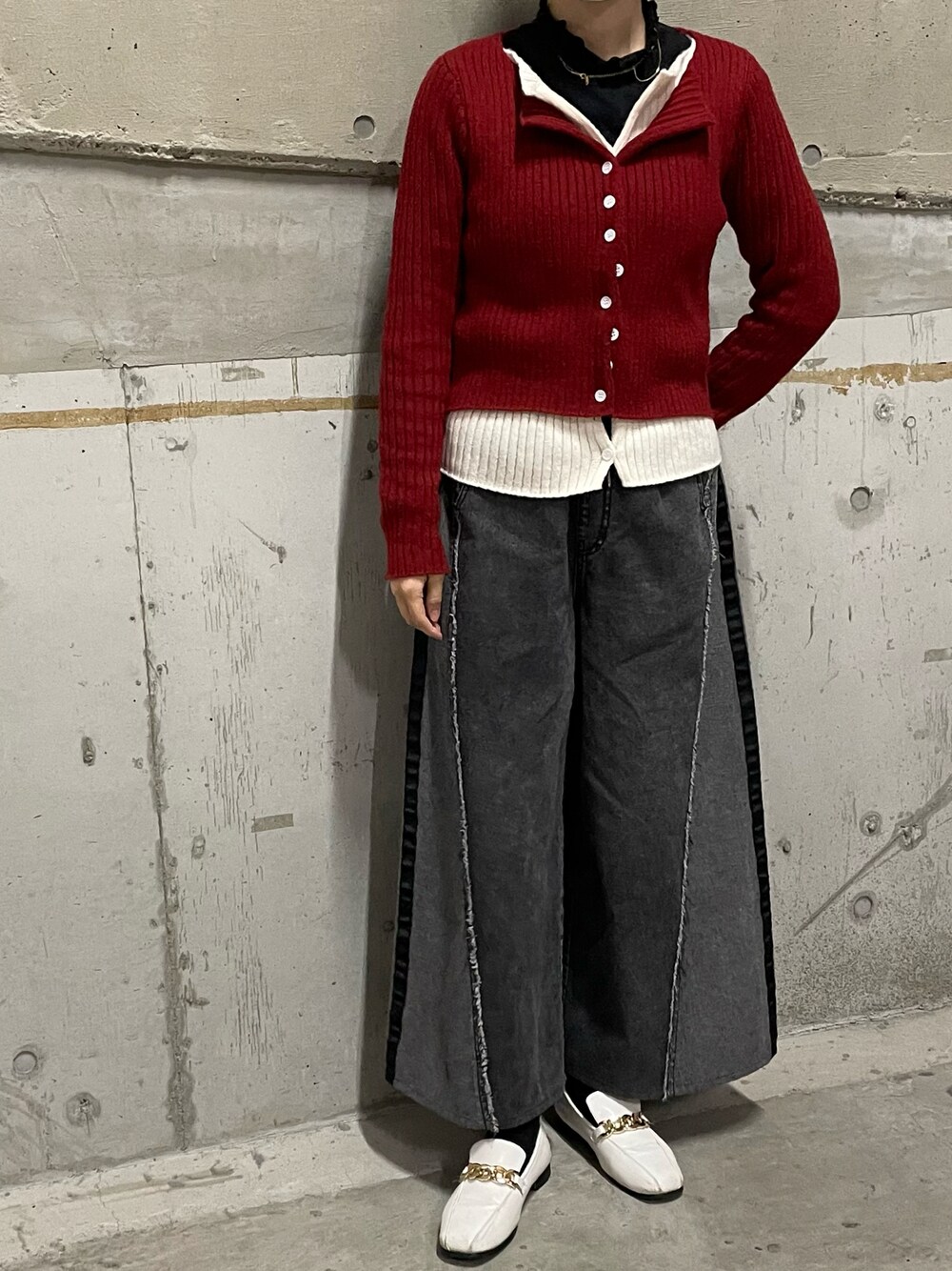 「グレイルコーデ、GRL、miette、赤ニット、ワイドデニムパンツ、フリンジデニム」｜「mietteのレイヤード配色ニットカーディガン（カーディガン/ボレロ、レッド系）」を使った、__.umbu.さん（レディース・158cm）の冬コーディネートの1枚目の写真