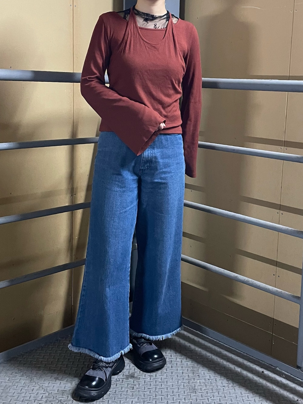 グレー系のローファー、レッド系のTシャツ/カットソーを着用したレディースの秋コーディネートの1枚目の写真