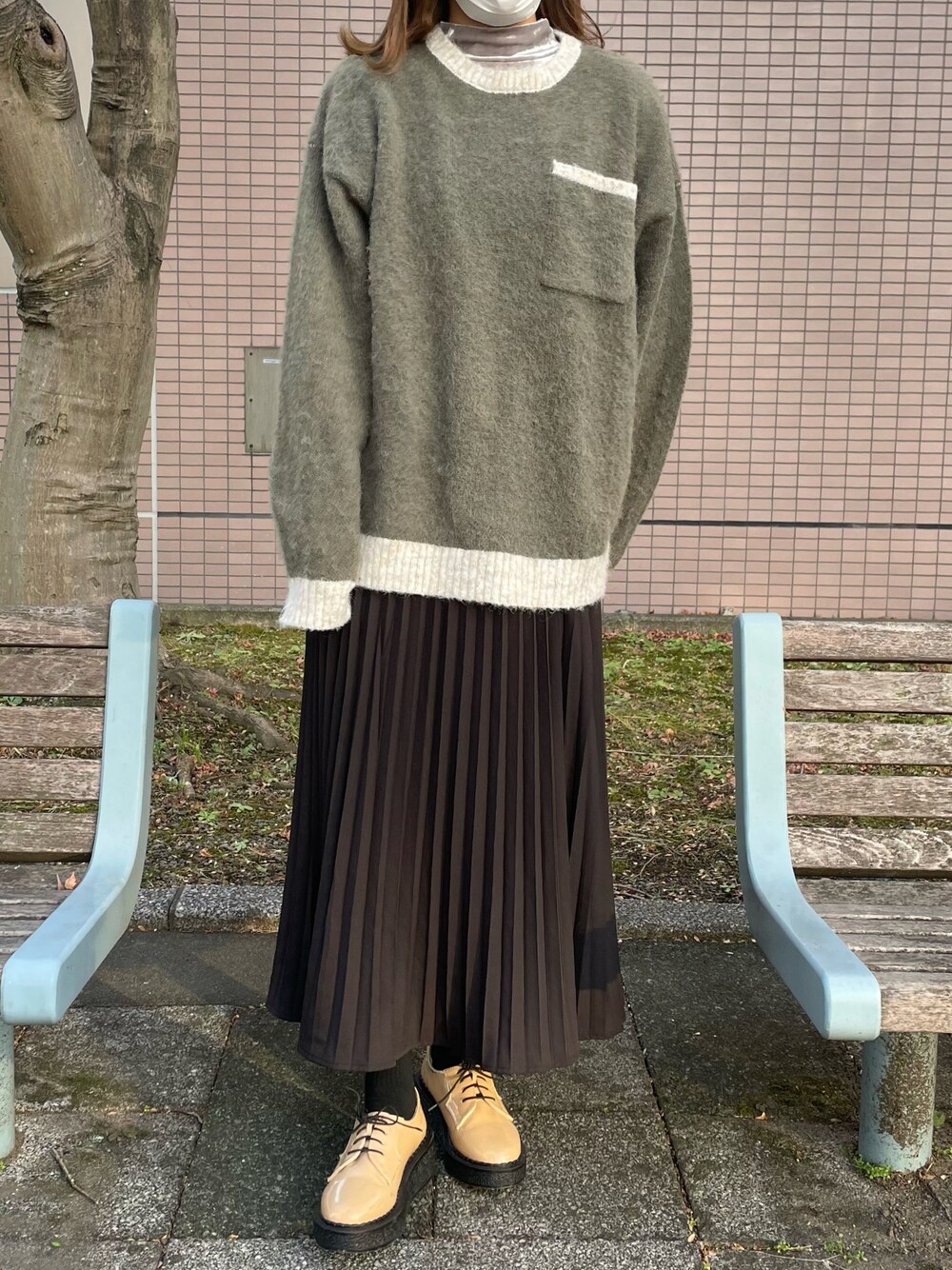 「オーバーサイズ、オーバーサイズニット、ゆるコーデ、ロング丈ニット、ポケット付きニット、プリーツスカート、配色ニット、モケモケニット、もけもけ、ベレー帽、カーキニット、新星WEARISTAにエントリー」｜「GRLのアイテム（トップス、シルバー系）」を使った、__.umbu.さん（レディース・158cm）の冬コーディネートの1枚目の写真