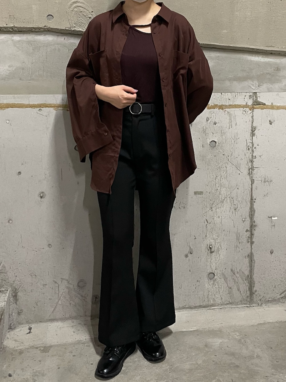 「一癖コーデ、AmbreNeige、黒パンツ、雨の日コーデ」｜「Ambre Neigeのアシンメトリートップス／【WEB/EC限定商品】（Tシャツ/カットソー、ブラウン系）」を使った、__.umbu.さん（レディース・158cm）の春コーディネートの1枚目の写真