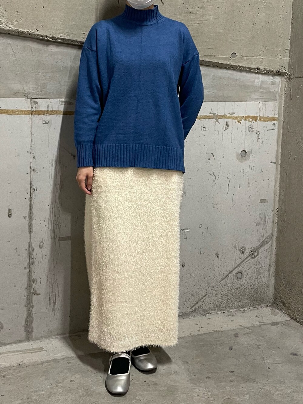 「ブルーニット、シャギースカート、ラメスカート」｜「Lilou de chouchouのアイテム（スカート、ホワイト系）」を使った、__.umbu.さん（レディース・158cm）の冬コーディネートの1枚目の写真