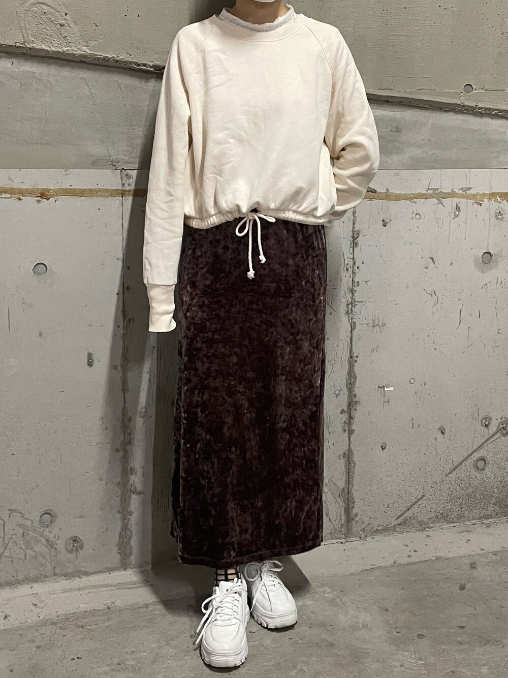 「earth music&ecology、ベロアスカート、クラッシュベロア、スウェットコーデ、フロントリボン、H&M」｜「H&Mのアイテム（スウェット、ホワイト系）」を使った、__.umbu.さん（レディース・158cm）の冬コーディネートの1枚目の写真
