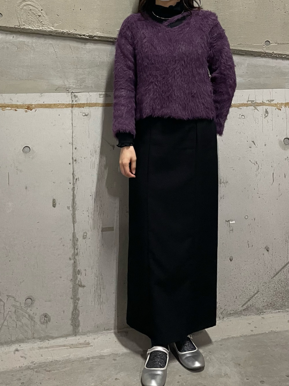「フェザーニット、大人っぽコーデ、タイトスカート、歩きづらい、シルバーパンプス、キレイめ、きれいめコーデ」｜「LADY LIKEのクロップド丈V開きシャギーニット（ニット/セーター、パープル系）」を使った、__.umbu.さん（レディース・158cm）の冬コーディネートの1枚目の写真
