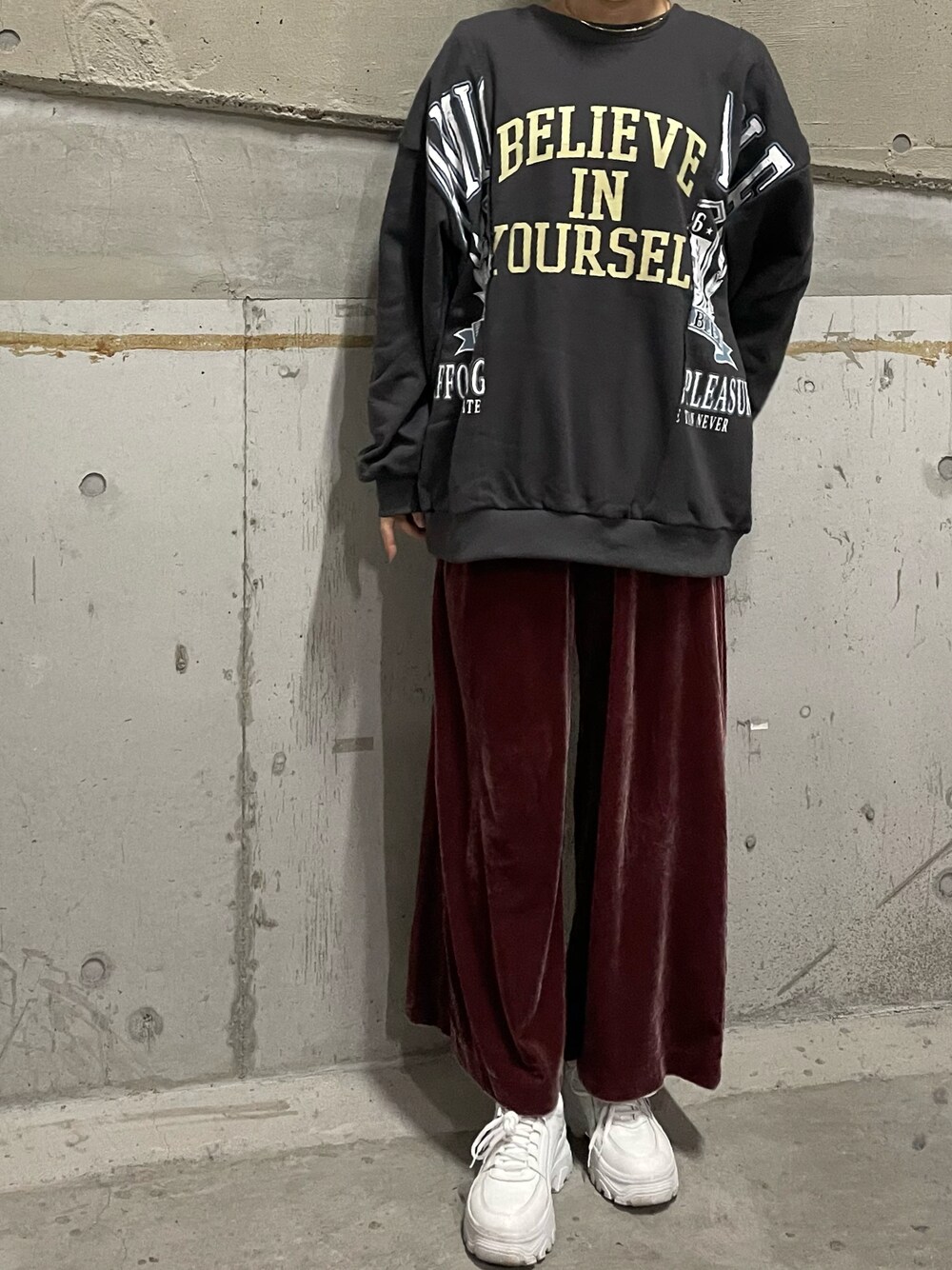 「kutir、古着感、古着コーデ、ベロアパンツ、だるだる」｜「kutirのリメイクライクロゴスウェット（スウェット、グレー系）」を使った、__.umbu.さん（レディース・158cm）の冬コーディネートの1枚目の写真