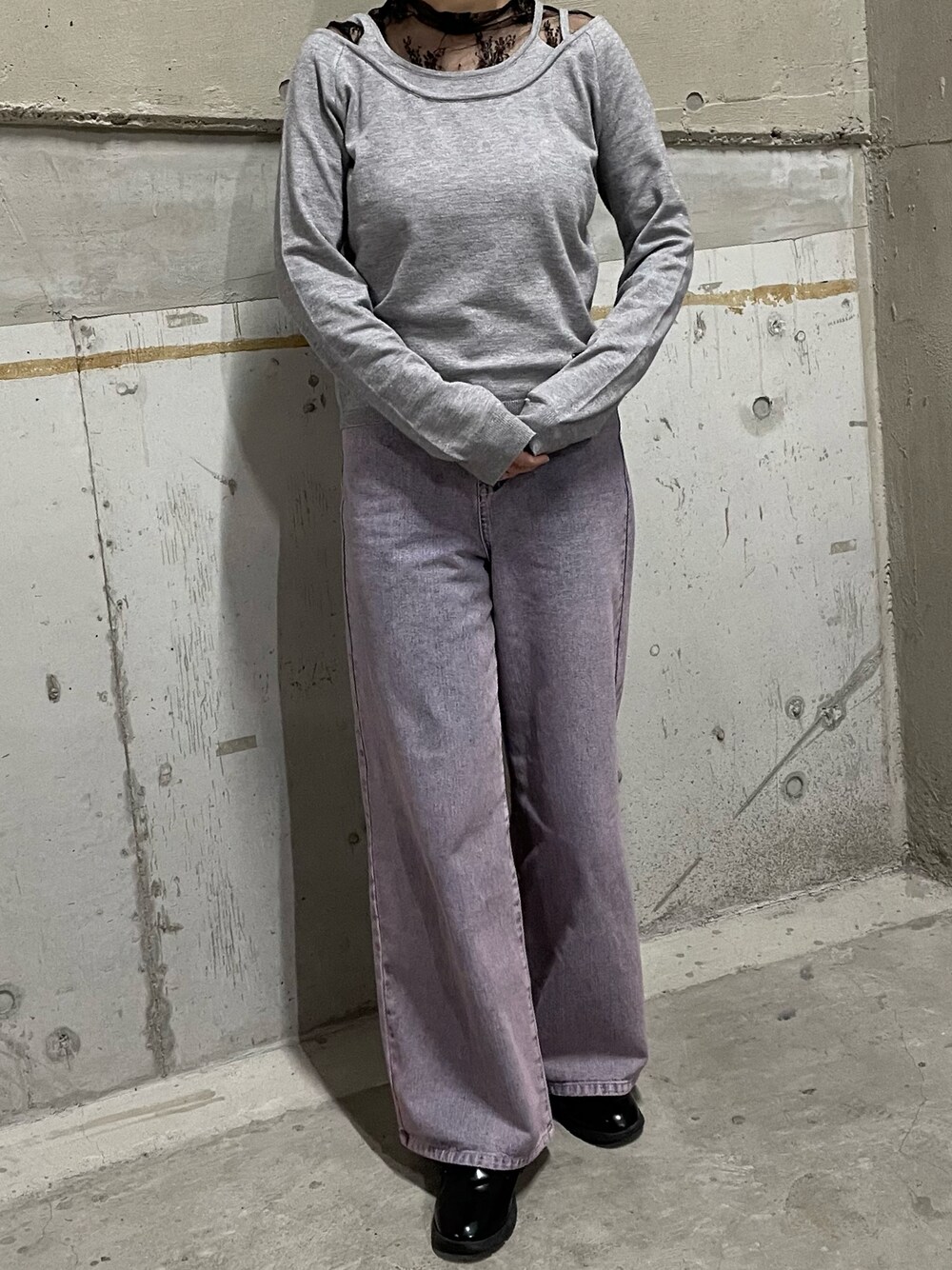 「apresjourclair、アシメデザイン、アシメトップス、GORGE、ワイドデニムパンツ、パンツコーデ、パープルコーデ、クールコーデ、インナーチラ見せ」｜「apres jour clairの【apres jour clair】レイヤードニットトップス【ZOZOTOWN限定アイテム】（ニット/セーター、グレー系）」を使った、__.umbu.さん（レディース・158cm）の秋コーディネートの1枚目の写真