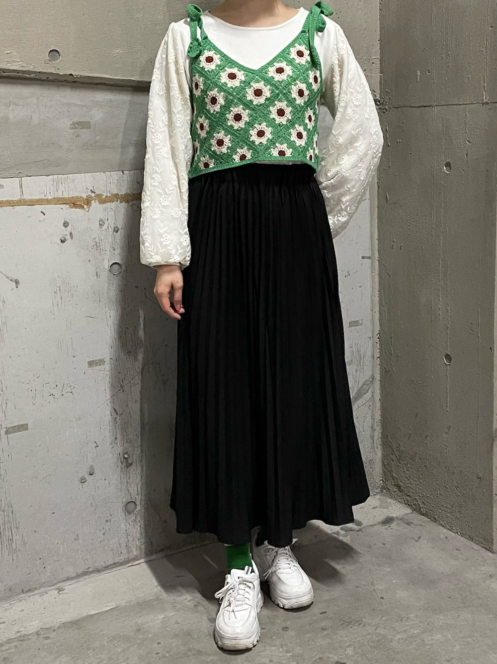 「ビスチェコーデ、ピクニックスタイル、kutir、肩リボン、お花柄、ロングスカート、ロングスカート×スニーカー」｜「kutirのクロシェリボンビスチェ（その他トップス、グリーン系）」を使った、__.umbu.さん（レディース・158cm）の春コーディネートの1枚目の写真