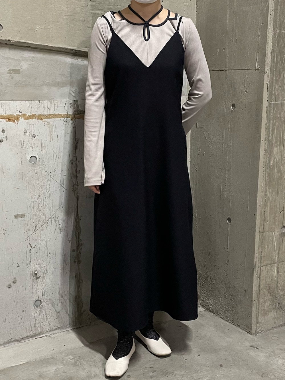 「キャミワンピ、長袖ブラウス、梅雨コーデ、キレイめ」｜「mily biletの【mily bilet】程よい肌見せで女性らしく。チョーカー使いパイピング配色袖フレアカットソー（ニット/セーター、ベージュ系）」を使った、__.umbu.さん（レディース・158cm）の夏コーディネートの1枚目の写真