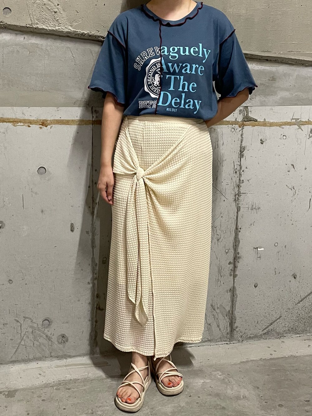「kutir、Tシャツコーデ、ラップスカート、ポコポコ素材、ポコポコスカート」｜「kutirのリメイクライクメローTシャツ（Tシャツ/カットソー、ブルー系）」を使った、__.umbu.さん（レディース・158cm）の秋コーディネートの1枚目の写真