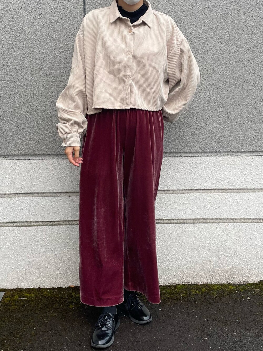「ベロアパンツ、コーデュロイ、コーデュロイトップス、短丈トップス、赤パンツ、ねむい」｜「しまむらのアイテム（Tシャツ/カットソー、ベージュ系）」を使った、__.umbu.さん（レディース・158cm）の冬コーディネートの1枚目の写真