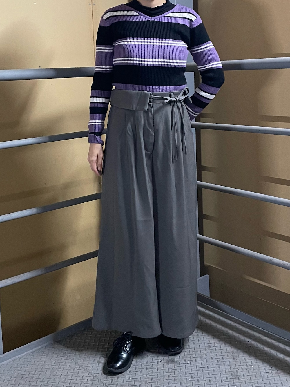 グレー系のその他パンツを着用したレディースの秋コーディネートの1枚目の写真