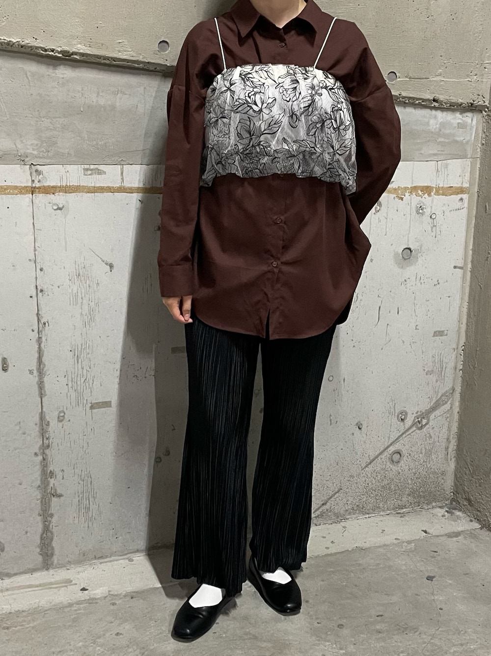 「オーガンジー、ビスチェコーデ、ブラウンシャツ、プリーツパンツ」｜「Ada.のアイテム（キャミソール、ブラック系）」を使った、__.umbu.さん（レディース・158cm）の夏コーディネートの1枚目の写真