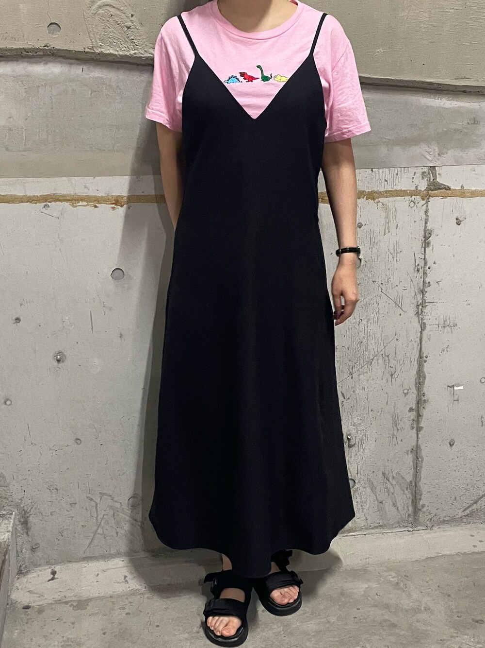 「ウィゴー(WEGO)、恐竜トップス、キャミワンピ」｜「WCのWC/ザウルス刺繍Tシャツ（Tシャツ/カットソー、ピンク系）」を使った、__.umbu.さん（レディース・158cm）の夏コーディネートの1枚目の写真