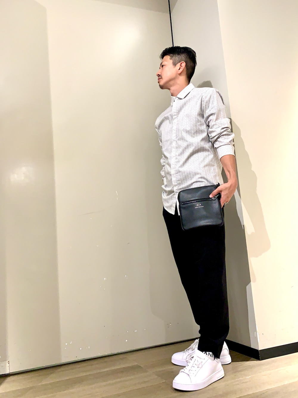 「アルマーニエクスチェンジ、AXchanger、armaniexchange、モノトーン、モノトーンコーデ、シャツスタイル、ロゴ、オールオーバー」｜「ARMANI EXCHANGEの【A|X アルマーニ エクスチェンジ】ロゴ　スニーカーソックス（２足セット）（ソックス/靴下、ホワイト系）」を使った、TOI-Tさん（メンズ・170cm）の夏コーディネートの1枚目の写真