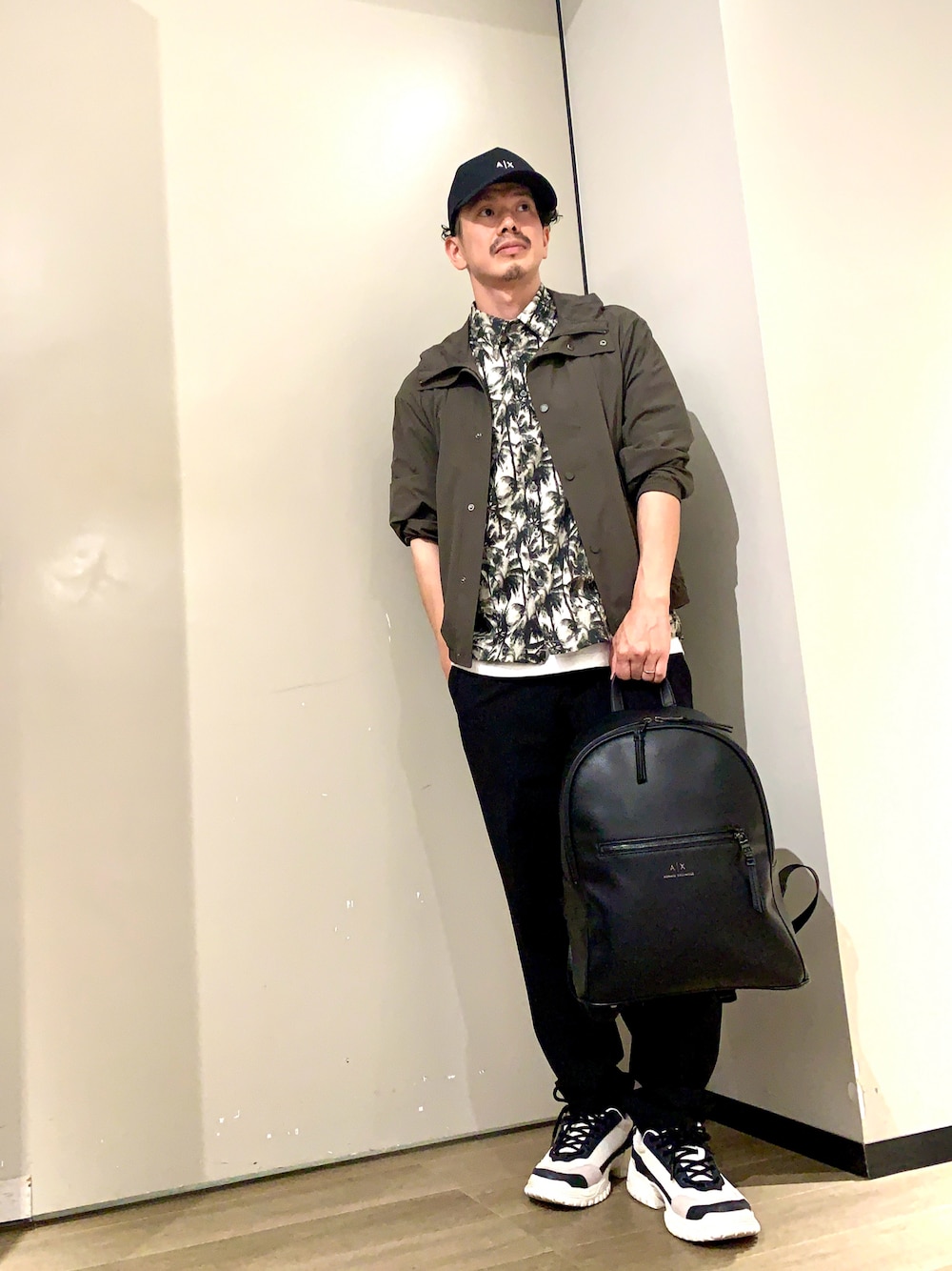 「キャップ、メンズファッション、白Tシャツ、スニーカーコーデ、アルマーニエクスチェンジ、AXchanger、armaniexchange」｜「ARMANI EXCHANGEの【A|X アルマーニ エクスチェンジ】BE メッシュコンビ ノッチドソールレースアップスニーカー（EC限定カラー含）（スニーカー、ブルー系）」を使った、TOI-Tさん（メンズ・170cm）の春コーディネートの1枚目の写真