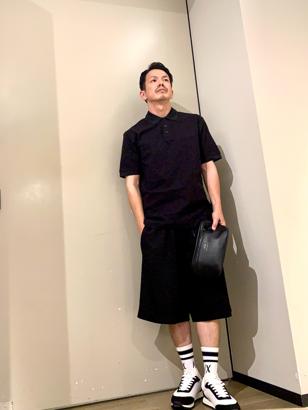 「春夏コーデ、モノトーン、キレイめカジュアル、アルマーニエクスチェンジ、AXchanger、armaniexchange、ポロシャツ」｜「ARMANI EXCHANGEの【A|X アルマーニ エクスチェンジ】AXロゴ ミックスマテリアル レースアップスニーカー（スニーカー、ホワイト系）」を使った、TOI-Tさん（メンズ・170cm）の春コーディネートの1枚目の写真