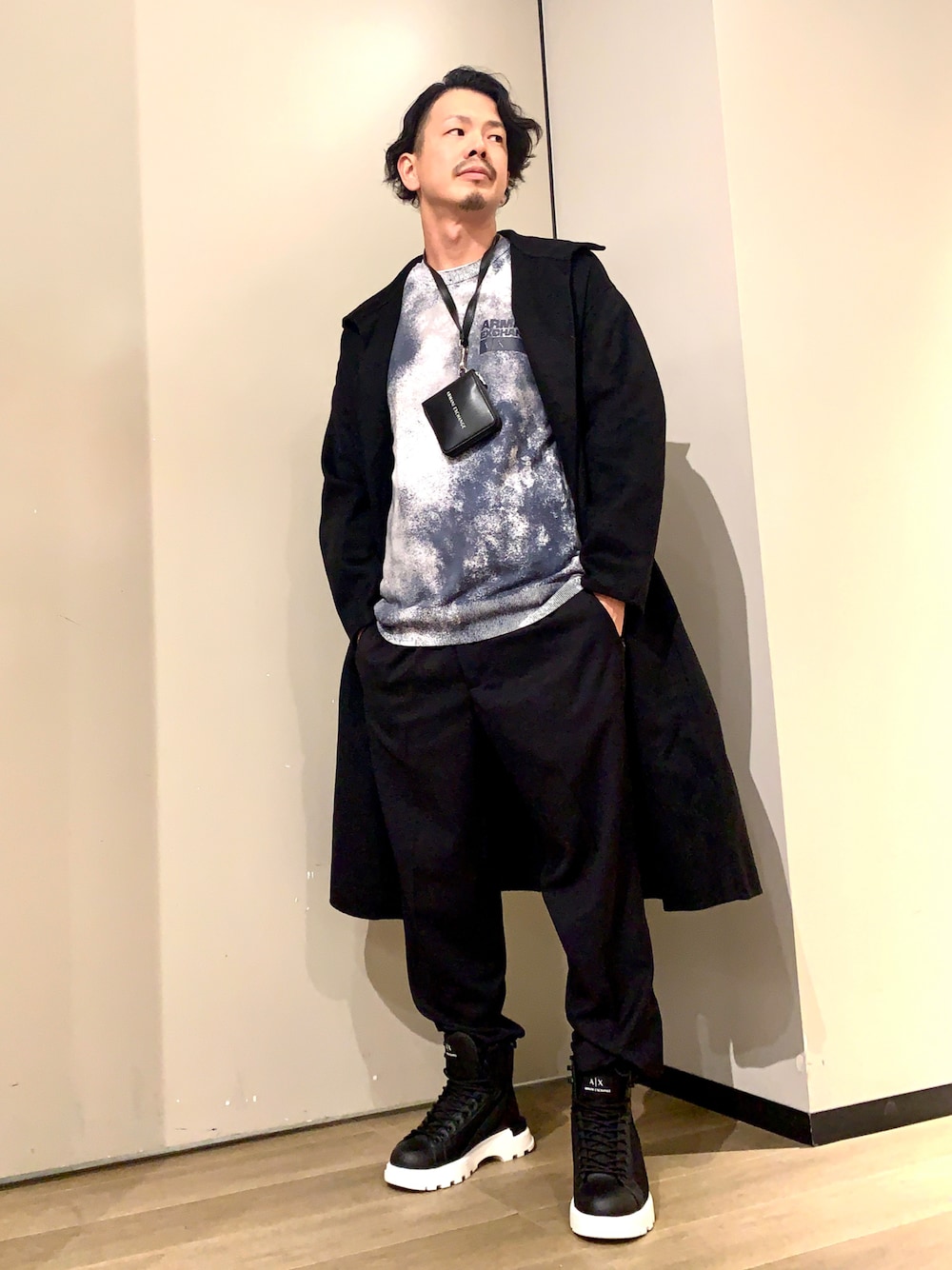 「ウールコート、ロングコート、カモフラ、アブストラクト、ブーツ、オトナカジュアル、休日スタイル、秋服、シンプルスタイル、アルマーニエクスチェンジ、AXchanger、armaniexchange」｜「ARMANI EXCHANGEの【A|X アルマーニ エクスチェンジ】AXロゴ　ストラップ付き二つ折り財布（財布、ブラック系）」を使った、TOI-Tさん（メンズ・170cm）の秋コーディネートの1枚目の写真