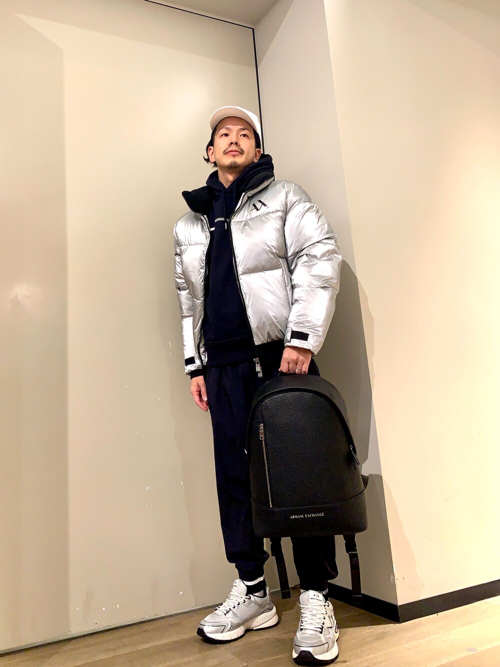 「シルバー、カジュアルコーデ、メンズコーデ、シンプルスタイル、アルマーニエクスチェンジ、AXchanger、armaniexchange」｜「ARMANI EXCHANGEの【A|X アルマーニ エクスチェンジ】シグネチャーロゴ　キャップ（キャップ、ホワイト系）」を使った、TOI-Tさん（メンズ・170cm）の冬コーディネートの1枚目の写真