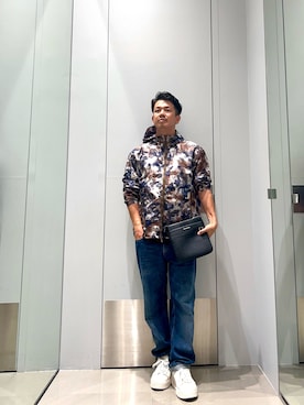 「ARMANI EXCHANGE（アルマーニエクスチェンジ）の【A|X アルマーニ エクスチェンジ】オールオーバープリント フーデッドブルゾン（ナイロンジャケット、ブラウン系）」を使った、TOI-Tさん（メンズ・170cm）の夏コーディネート