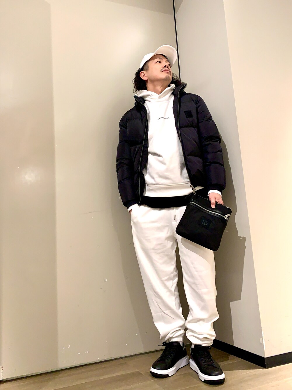 「おでかけコーデ、カジュアルコーデ、シンプルコーデ、ラフコーデ、アルマーニエクスチェンジ、AXchanger、armaniexchange」｜「ARMANI EXCHANGEの【A|X アルマーニ エクスチェンジ】オールオーバーロゴ　レースアップスニーカー（スニーカー、ホワイト系）」を使った、TOI-Tさん（メンズ・170cm）の冬コーディネートの1枚目の写真