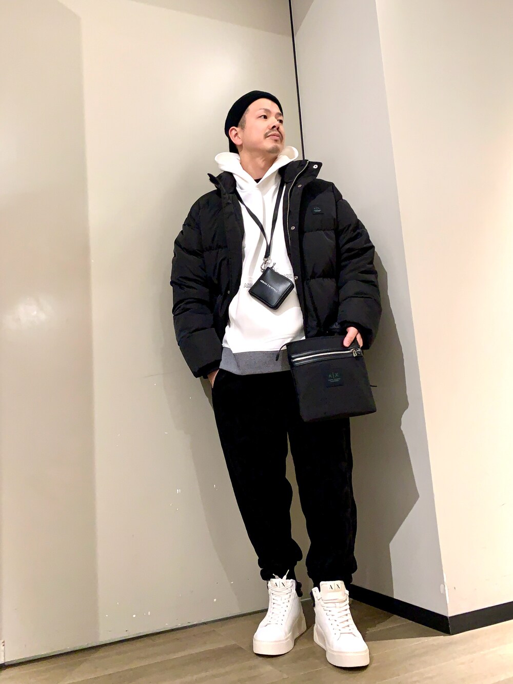 「お出かけコーデ、シンプルコーデ、メンズファッション、今日のコーデ、大人コーデ、モノトーン、アルマーニエクスチェンジ、AXchanger、armaniexchange」｜「ARMANI EXCHANGEの【A|X アルマーニ エクスチェンジ】レザーハイカットスニーカー（スニーカー、ホワイト系）」を使った、TOI-Tさん（メンズ・170cm）の冬コーディネートの1枚目の写真