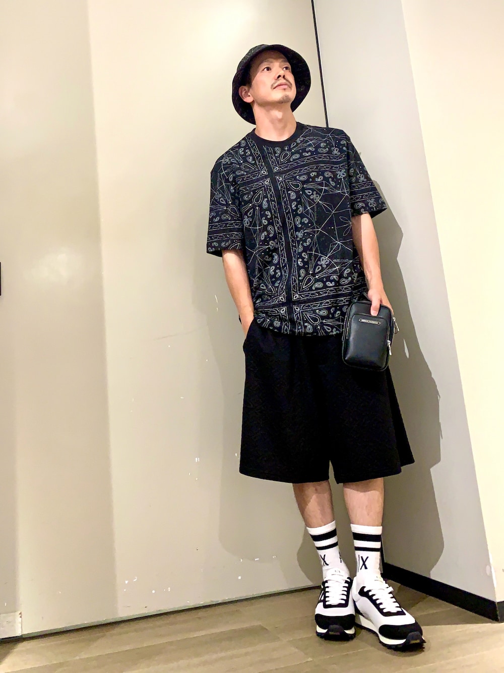 「アルマーニエクスチェンジ、AXchanger、armaniexchange、モノトーン、モノトーンコーデ、バケットハット、黒」｜「ARMANI EXCHANGEの【A|X アルマーニ エクスチェンジ】AXロゴ ミックスマテリアル レースアップスニーカー（スニーカー、ホワイト系）」を使った、TOI-Tさん（メンズ・170cm）の春コーディネートの1枚目の写真