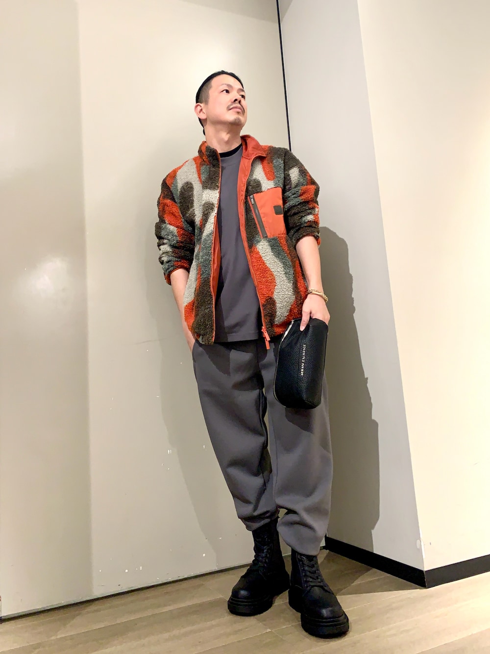 「冬のコーデ、シンプル、ジャージ、アルマーニエクスチェンジ、AXchanger、armaniexchange」｜「ARMANI EXCHANGEの【A|X アルマーニ エクスチェンジ】プラットフォームレースアップブーツ（ブーツ、ブラック系）」を使った、TOI-Tさん（メンズ・170cm）の冬コーディネートの1枚目の写真