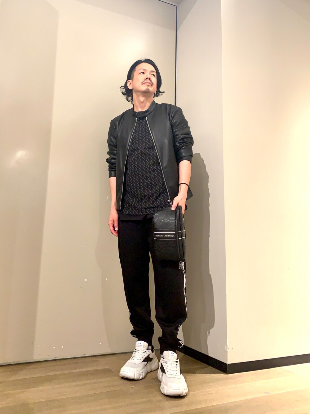 「休日スタイル、シンプルコーデ、カジュアルコーデ、お出かけコーデ、モノトーン、モノトーンコーデ、ブラック、armaniexchange、アルマーニエクスチェンジ、AXchanger」｜「ARMANI EXCHANGEの【A|X アルマーニ エクスチェンジ】シグネチャーロゴ　スウェットジョガーパンツ（スウェットパンツ、ブラック系）」を使った、TOI-Tさん（メンズ・170cm）の春コーディネートの1枚目の写真