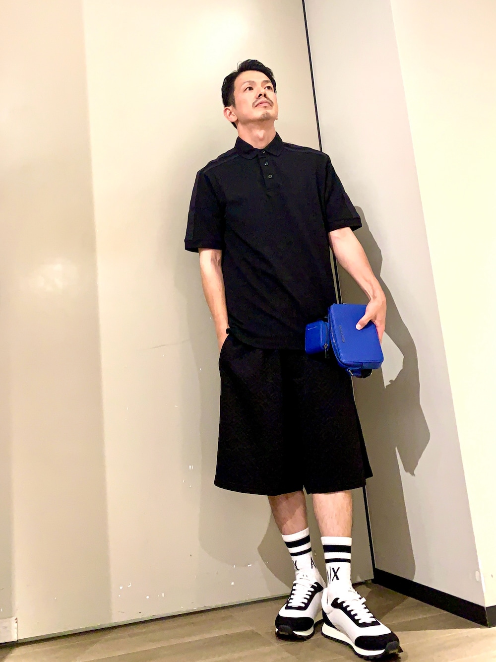 「春夏コーデ、モノトーン、キレイめカジュアル、ポロシャツ、父の日ギフト、アルマーニエクスチェンジ、AXchanger、armaniexchange」｜「ARMANI EXCHANGEの【A|X アルマーニ エクスチェンジ】LIS AXロゴ ミニポーチ付きショルダーバッグ（ショルダーバッグ、ブルー系）」を使った、TOI-Tさん（メンズ・170cm）の春コーディネートの1枚目の写真
