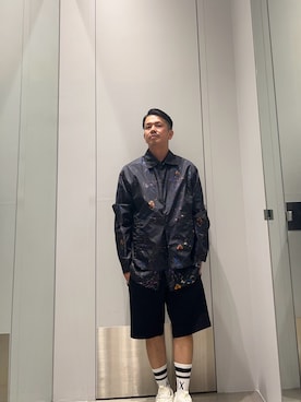 「ARMANI EXCHANGE（アルマーニエクスチェンジ）の【A|X アルマーニ エクスチェンジ】オールオーバーフラワープリント ナイロンコーチジャケット（ナイロンジャケット、ブラック系）」を使った、TOI-Tさん（メンズ・170cm）の夏コーディネート