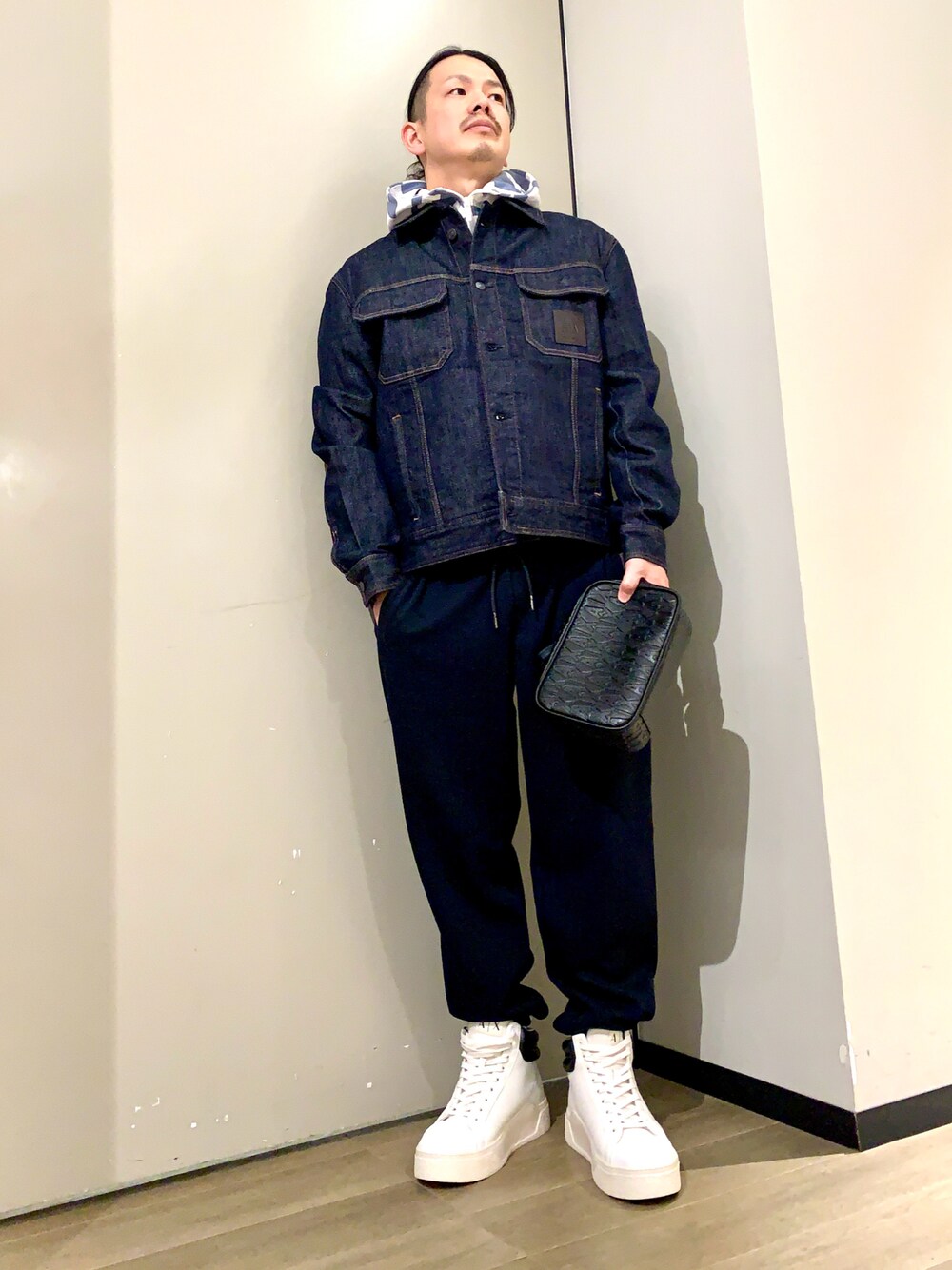 「今日のコーデ、シンプルスタイル、メンズコーデ、スニーカーコーデ、カジュアルコーデ、アルマーニエクスチェンジ、AXchanger、armaniexchange」｜「ARMANI EXCHANGEの【A|X アルマーニ エクスチェンジ】レザーハイカットスニーカー（スニーカー、ホワイト系）」を使った、TOI-Tさん（メンズ・170cm）の冬コーディネートの1枚目の写真