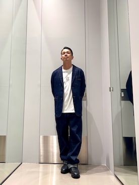 「ARMANI EXCHANGE（アルマーニエクスチェンジ）の【A|X アルマーニ エクスチェンジ】オールオーバーロゴ レースアップスニーカー（スニーカー、ホワイト系）」を使った、TOI-Tさん（メンズ・170cm）の秋コーディネート