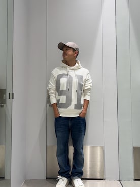 「ARMANI EXCHANGE（アルマーニエクスチェンジ）の【A|X アルマーニ エクスチェンジ】91ロゴ フーデッドスウェットプルオーバー（スウェット、ホワイト系）」を使った、TOI-Tさん（メンズ・170cm）の夏コーディネート
