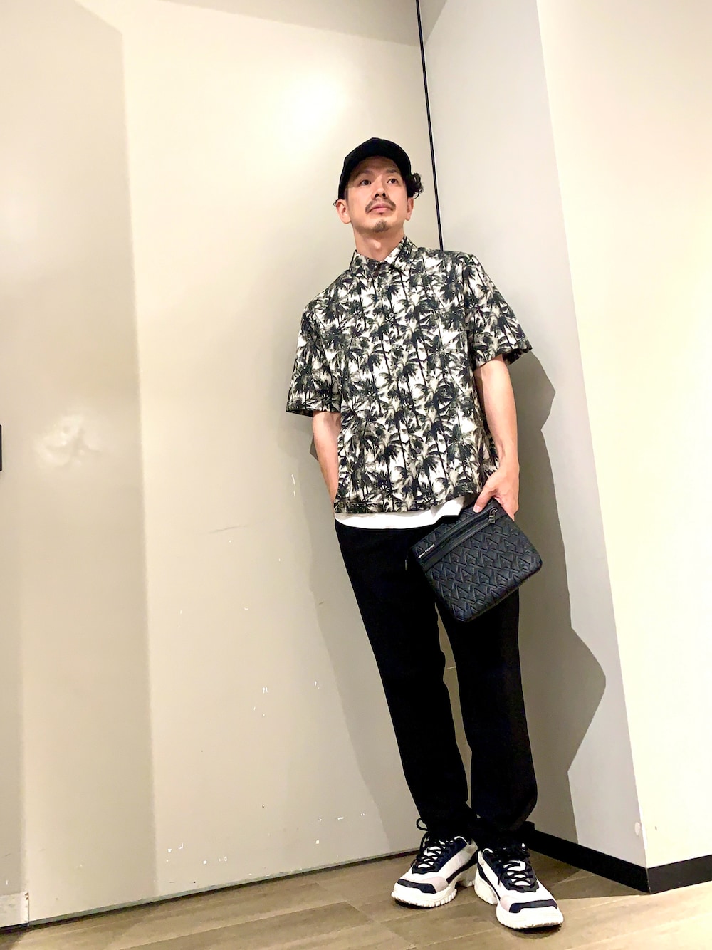 「セットアップ、アルマーニエクスチェンジ、AXchanger、armaniexchange、大人カジュアル、キレイめカジュアル、シャツスタイル」｜「ARMANI EXCHANGEの【A|Xアルマーニ エクスチェンジ】A|Xロゴ　パネルキャップ（キャップ、ブラック系）」を使った、TOI-Tさん（メンズ・170cm）の春コーディネートの1枚目の写真