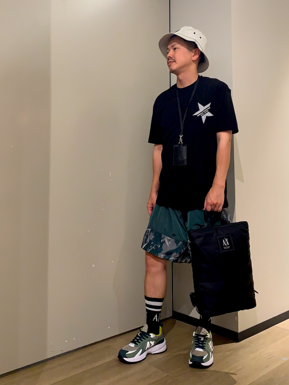 「Tシャツ、カジュアルコーデ、夏コーデ、スニーカー、ショートパンツ、バケットハット、リュック、armaniexchange、アルマーニエクスチェンジ、AXchanger」｜「ARMANI EXCHANGEの【A|X アルマーニ エクスチェンジ】スターAXロゴ　半袖クルーネックTシャツ/COMFORT（Tシャツ/カットソー、ブラック系）」を使った、TOI-Tさん（メンズ・170cm）の夏コーディネートの1枚目の写真