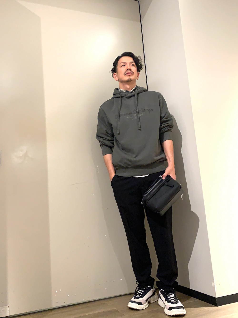 「メンズコーデ、キレイめカジュアル、カジュアルスタイル、アルマーニエクスチェンジ、AXchanger、armaniexchange」｜「ARMANI EXCHANGEの【A|X アルマーニ エクスチェンジ】BE メッシュコンビ ノッチドソールレースアップスニーカー（EC限定カラー含）（スニーカー、ブルー系）」を使った、TOI-Tさん（メンズ・170cm）の春コーディネートの1枚目の写真