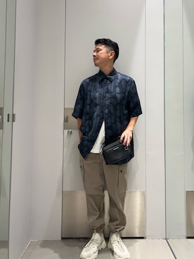「ARMANI EXCHANGE（アルマーニエクスチェンジ）の【A|X アルマーニ エクスチェンジ】レギュラーカット カーゴパンツ（カーゴパンツ、ベージュ系）」を使った、TOI-Tさん（メンズ・170cm）の夏コーディネート