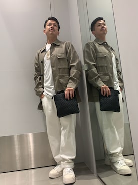 「ARMANI EXCHANGE（アルマーニエクスチェンジ）の【A|X アルマーニ エクスチェンジ】エンボスロゴ フラットショルダーバッグ（ショルダーバッグ、ブラック系）」を使った、TOI-Tさん（メンズ・170cm）の夏コーディネート