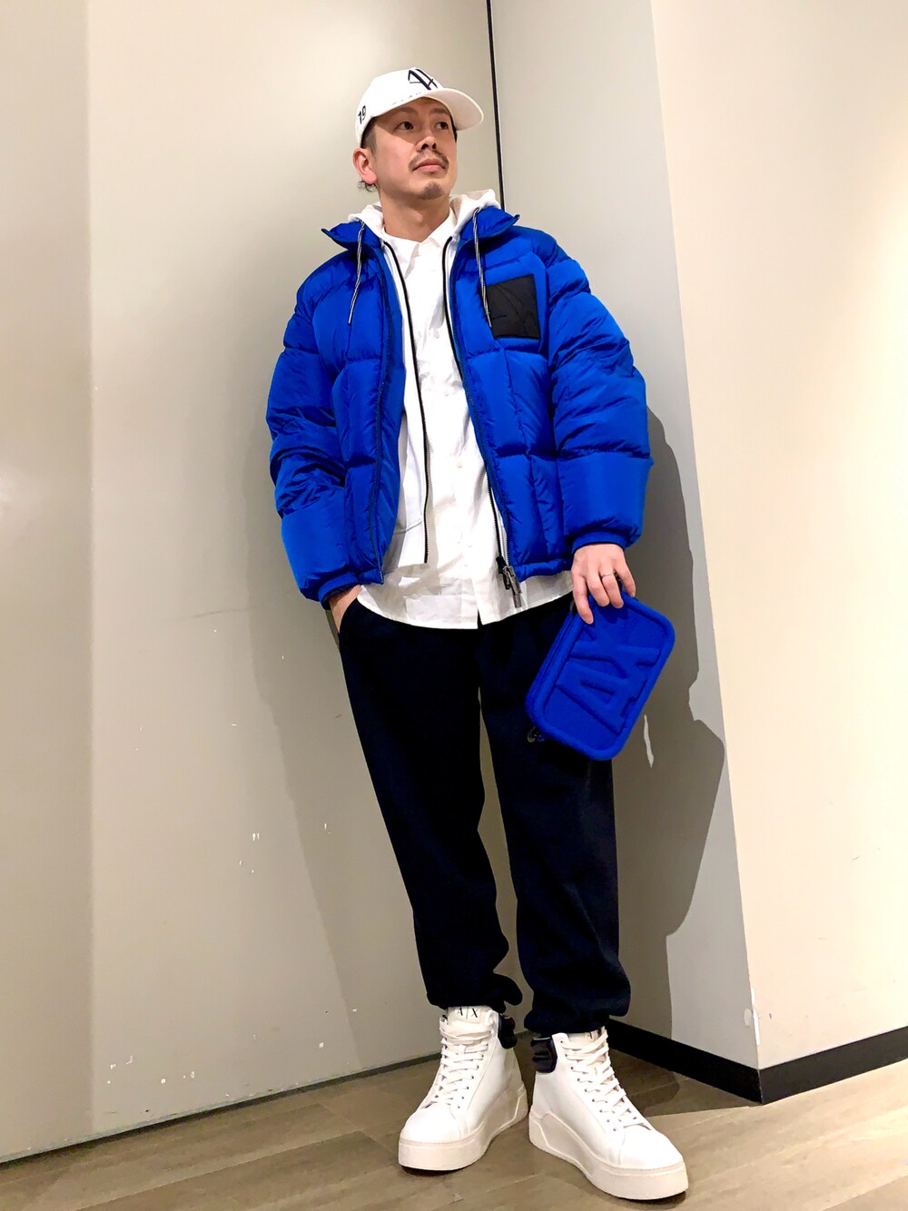 「今日のコーデ、シンプルスタイル、アルマーニエクスチェンジ、AXchanger、armaniexchange、ブルー、ダウンジャケット」｜「ARMANI EXCHANGEの【A|X アルマーニ エクスチェンジ】AXロゴ　シリコンミニショルダーバッグ（ショルダーバッグ、ブルー系）」を使った、TOI-Tさん（メンズ・170cm）の冬コーディネートの1枚目の写真