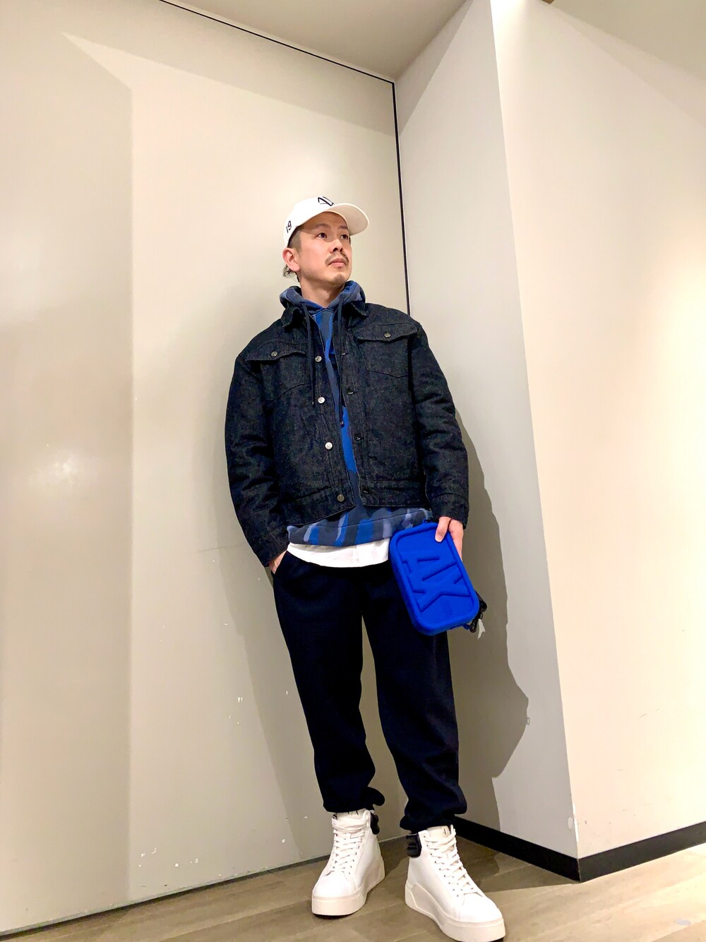 「アルマーニエクスチェンジ、AXchanger、armaniexchange、今日のコーデ、シンプルスタイル、スニーカーコーデ」｜「ARMANI EXCHANGEの【A|X アルマーニ エクスチェンジ】レザーハイカットスニーカー（スニーカー、ホワイト系）」を使った、TOI-Tさん（メンズ・170cm）の冬コーディネートの1枚目の写真