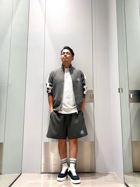 「ARMANI EXCHANGE（アルマーニエクスチェンジ）の【A|X アルマーニ エクスチェンジ】AXロゴ サイドテープ スウェットショーツ（スウェットパンツ、グリーン系）」を使った、TOI-Tさん（メンズ・170cm）の夏コーディネート