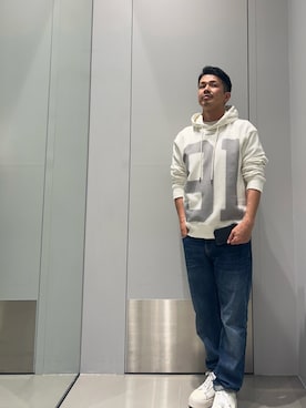 「ARMANI EXCHANGE（アルマーニエクスチェンジ）の【A|X アルマーニ エクスチェンジ】91ロゴ フーデッドスウェットプルオーバー（スウェット、ホワイト系）」を使った、TOI-Tさん（メンズ・170cm）の夏コーディネート