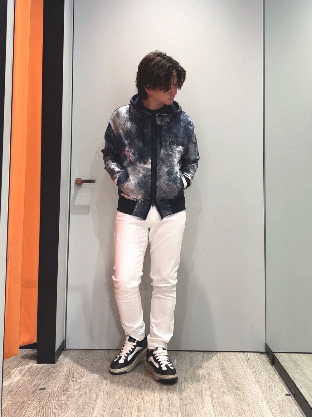 「AXchanger、AXchange、armaniexchange、ARMANIEXCHANGE、アルマーニエクスチェンジ、アルマーニ、armani、メンズファッション、カジュアル、今日のコーデ、パーカー、ストリートコーデ、シンプルコーデ、秋コーデ、ホワイトパンツ」｜「ARMANI EXCHANGEの【A|X アルマーニ エクスチェンジ】ベーシック　デニムパンツ_J14/SKINNY（デニムパンツ、ホワイト系）」を使った、SHIKAIさん（メンズ・171cm）の冬コーディネートの1枚目の写真