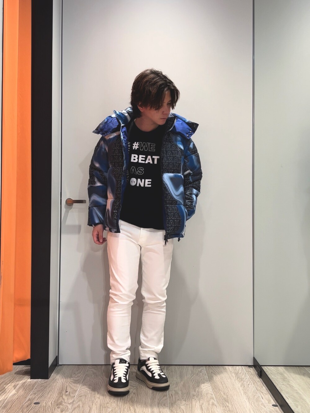 「AXchanger、AXchange、armaniexchange、ARMANIEXCHANGE、アルマーニエクスチェンジ、アルマーニ、休日スタイル、今日のコーデ、スニーカー、ストリート、冬アウター、秋冬コーデ、ファッションを楽しもう、ストリートファッション、カジュアル」｜「ARMANI EXCHANGEの【A|X アルマーニ エクスチェンジ】ベーシック　デニムパンツ_J14/SKINNY（デニムパンツ、ホワイト系）」を使った、SHIKAIさん（メンズ・171cm）の秋コーディネートの1枚目の写真
