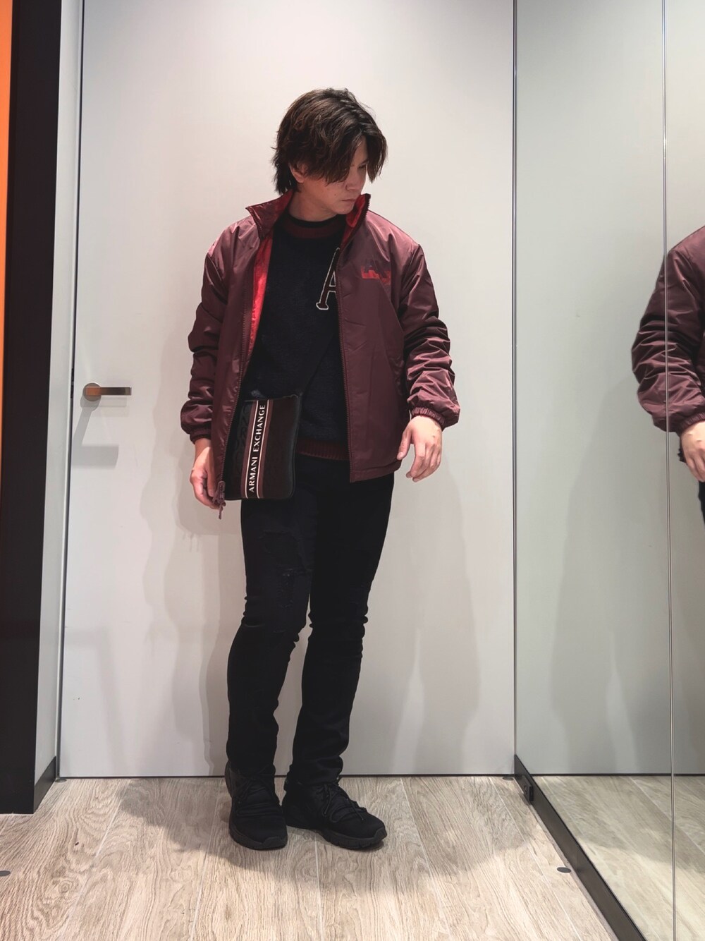 「AXchanger、AXchange、アルマーニエクスチェンジ、armaniexchange、大人カジュアル、シンプルコーデ、リバーシブル、ストリート、スニーカー、休日スタイル、ショルダーバッグ」｜「ARMANI EXCHANGEの【A|X アルマーニ エクスチェンジ】ベーシック　デニムパンツ_J14/SKINNY（デニムパンツ、ブラック系）」を使った、SHIKAIさん（メンズ・171cm）の冬コーディネートの1枚目の写真