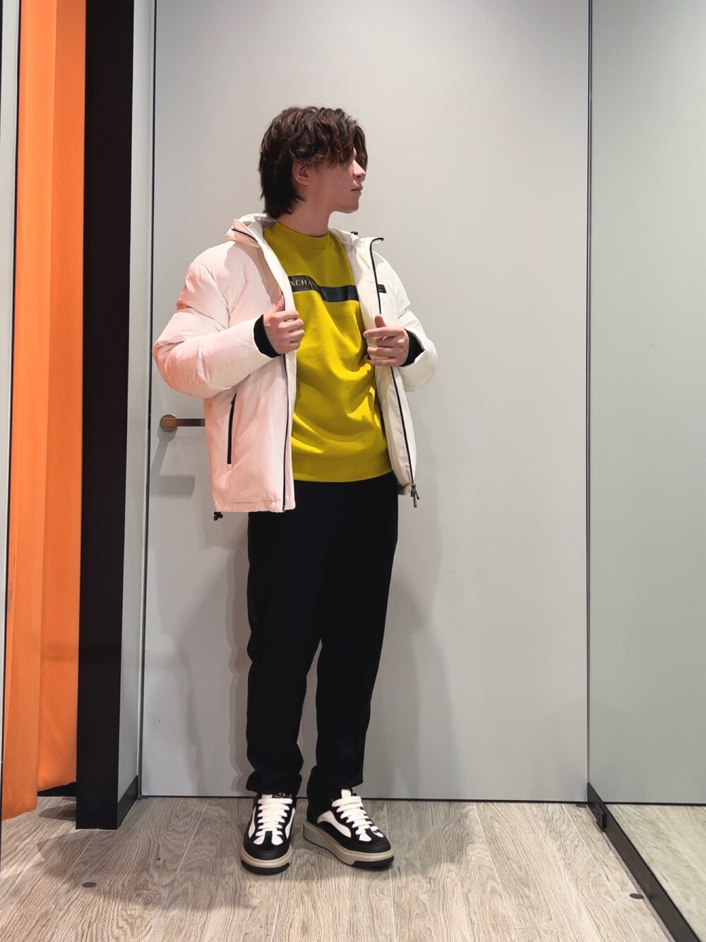 「AXchanger、AXchange、アルマーニエクスチェンジ、armaniexchange、大人カジュアル、カジュアルコーデ、アウター、メンズファッション、ストリート、休日コーデ」｜「ARMANI EXCHANGEの【A|X アルマーニ エクスチェンジ】サテンロゴテープデザイン　チノパンツ（チノパンツ、ブラック系）」を使った、SHIKAIさん（メンズ・171cm）の冬コーディネートの1枚目の写真
