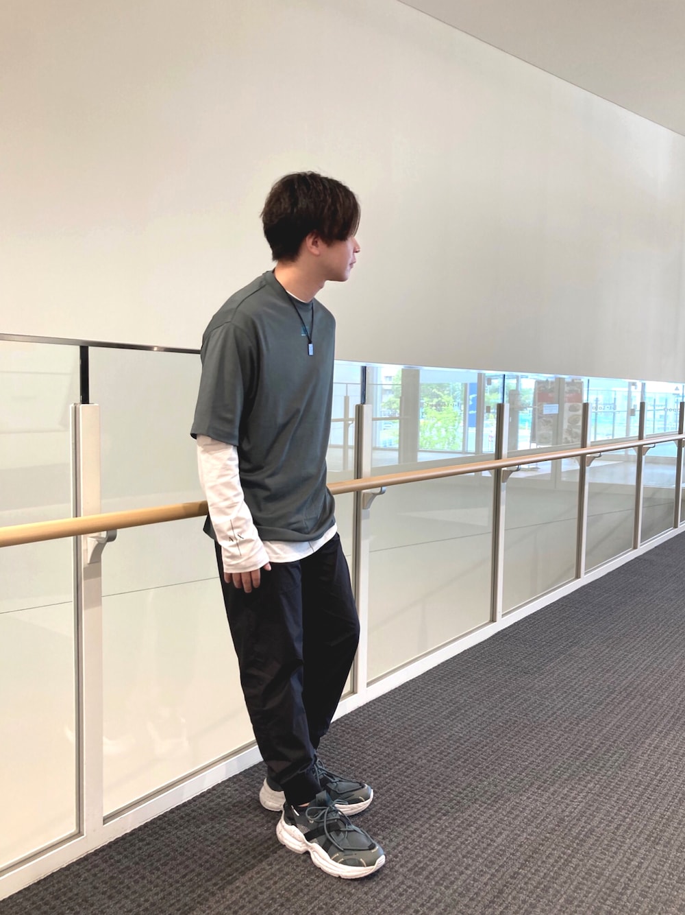 「AXchanger、AXchange、armaniexchange、アルマーニエクスチェンジ、アルマーニ、ビッグシルエット、スニーカーコーデ、カーキ、ネックレス、重ね着、カジュアル、ロンT、ららぽーと名古屋、Tシャツ、レイヤードスタイル」｜「ARMANI EXCHANGEの【A|X アルマーニ エクスチェンジ】AXロゴ　半袖クルーネックジャージーカットソー（Tシャツ/カットソー、グリーン系）」を使った、SHIKAIさん（メンズ・171cm）の春コーディネートの1枚目の写真