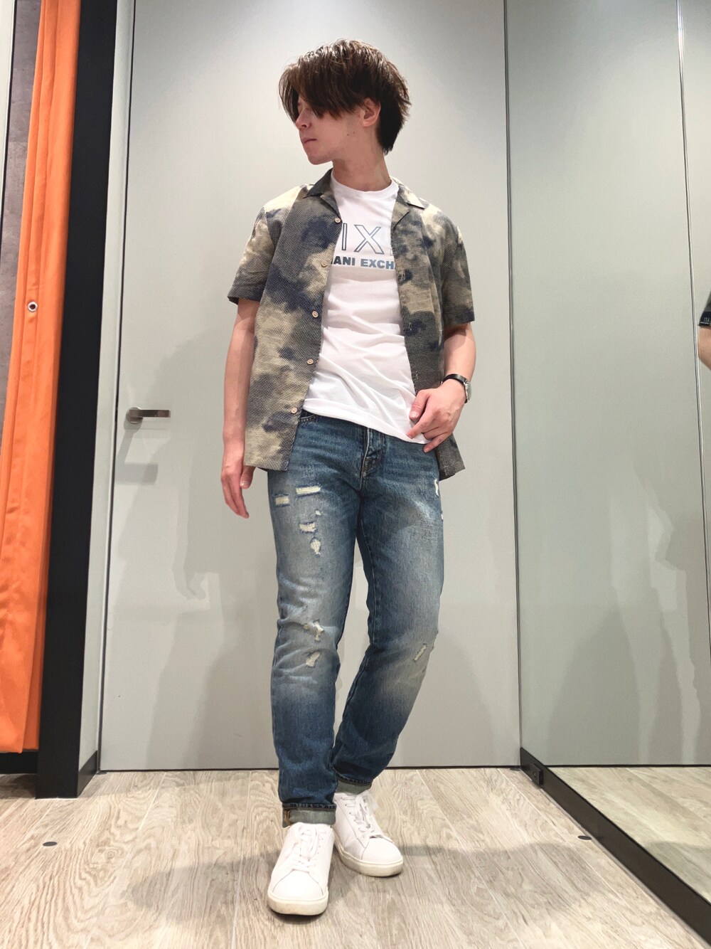 「AXchanger、AXchange、アルマーニエクスチェンジ、初夏コーデ、大人コーデ、ラフ、ストリート、夏、Tシャツ、スニーカー、シャツスタイル、休日コーデ、カジュアルコーデ、デニムパンツ、ダメージデニムパンツ」｜「ARMANI EXCHANGEの【A|X アルマーニ エクスチェンジ】ダメージデニムパンツ_J13 SLIM（デニムパンツ、ブルー系）」を使った、SHIKAIさん（メンズ・171cm）の夏コーディネートの1枚目の写真