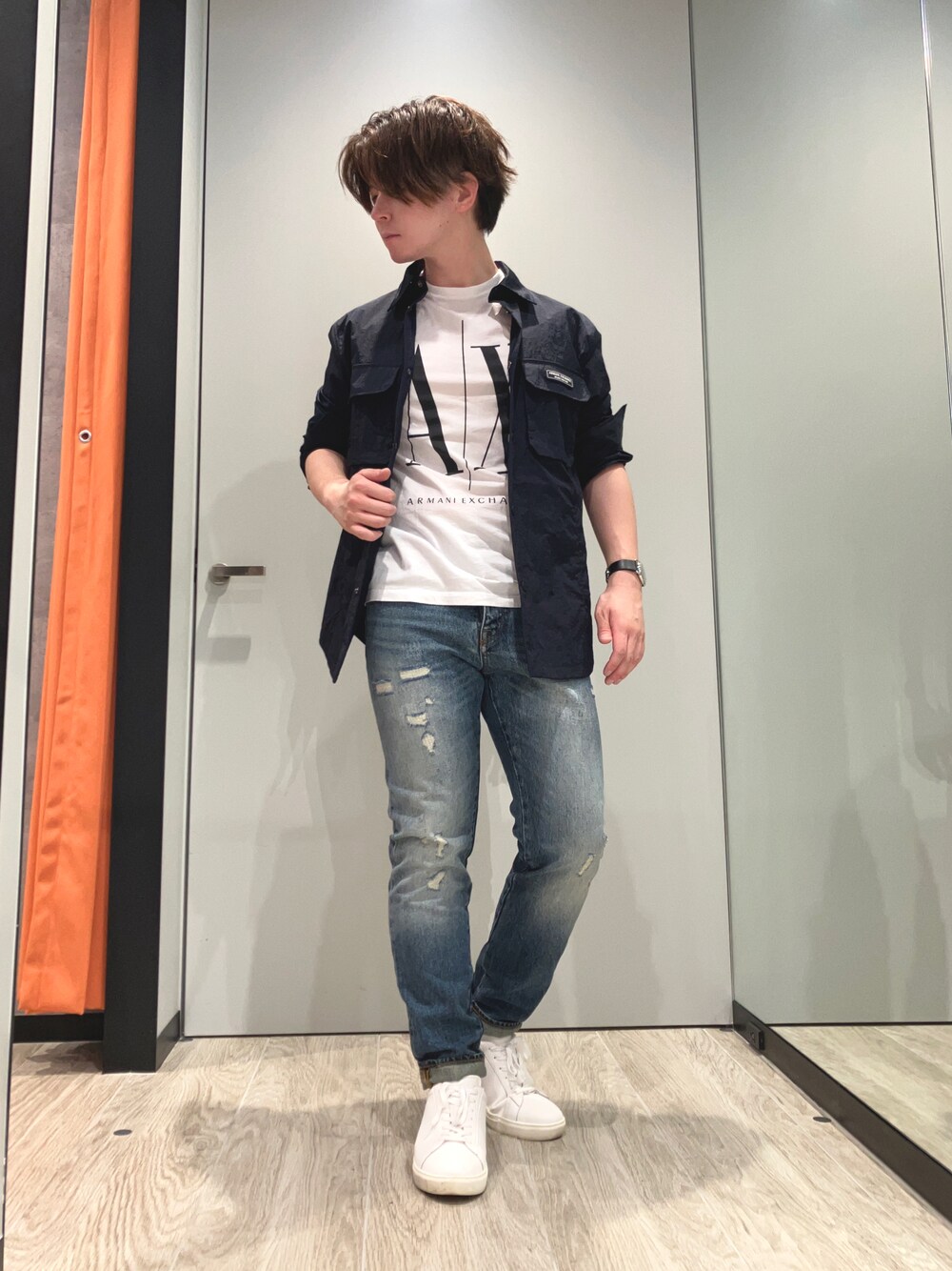 「AXchanger、AXchange、アルマーニエクスチェンジ、初夏コーデ、ラフ、Tシャツ、休日コーデ、シンプル、シンプルスタイル、ストリート、大人コーデ、シャツスタイル、スニーカー、ダメージデニムパンツ、デニム」｜「ARMANI EXCHANGEの【A|X アルマーニ エクスチェンジ】ダメージデニムパンツ_J13 SLIM（デニムパンツ、ブルー系）」を使った、SHIKAIさん（メンズ・171cm）の夏コーディネートの1枚目の写真