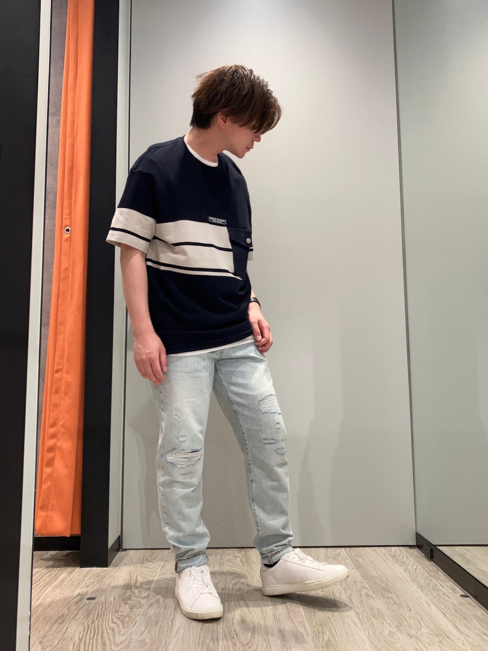 「AXchange、AXchanger、アルマーニエクスチェンジ、休日スタイル、オトナカジュアル、シンプルスタイル、お洒落さんとつながりたい、デニム、ジーンズ、デニムパンツ、Tシャツ、白スニーカー、スニーカーコーデ」｜「ARMANI EXCHANGEの【A|X アルマーニ エクスチェンジ】ラインデザイン　半袖クルーネックカットソー（Tシャツ/カットソー、ブルー系）」を使った、SHIKAIさん（メンズ・171cm）の秋コーディネートの1枚目の写真