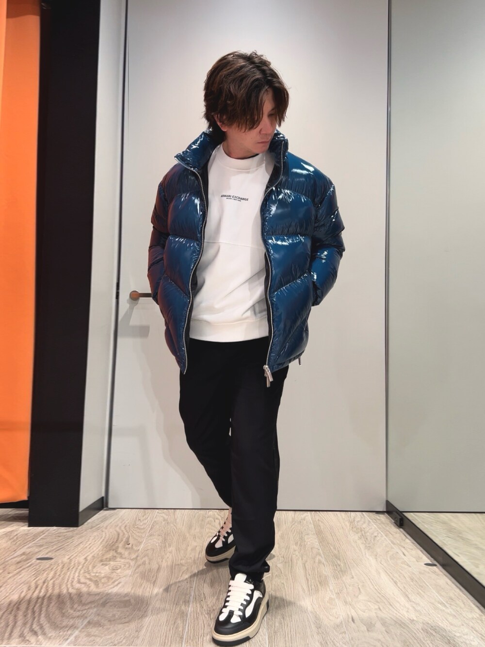 「AXchanger、AXchange、armaniexchange、アルマーニエクスチェンジ、アルマーニ、今日のコーデ、ダウンジャケット、デイリーカジュアル、シンプルコーデ、ストリート、休日スタイル、スニーカーコーデ、ダウン、大人カジュアル、冬コーデ」｜「ARMANI EXCHANGEの【A|X アルマーニ エクスチェンジ】サテンロゴテープデザイン　チノパンツ（チノパンツ、ブラック系）」を使った、SHIKAIさん（メンズ・171cm）の冬コーディネートの1枚目の写真